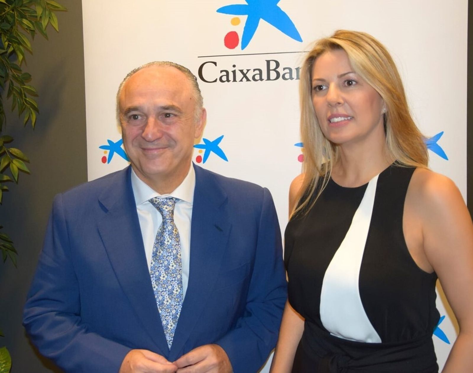 Dolores Morales, directora de Biosabor, con Juan Ignacio Zabra, director territorial de Caixabank en Andalucía