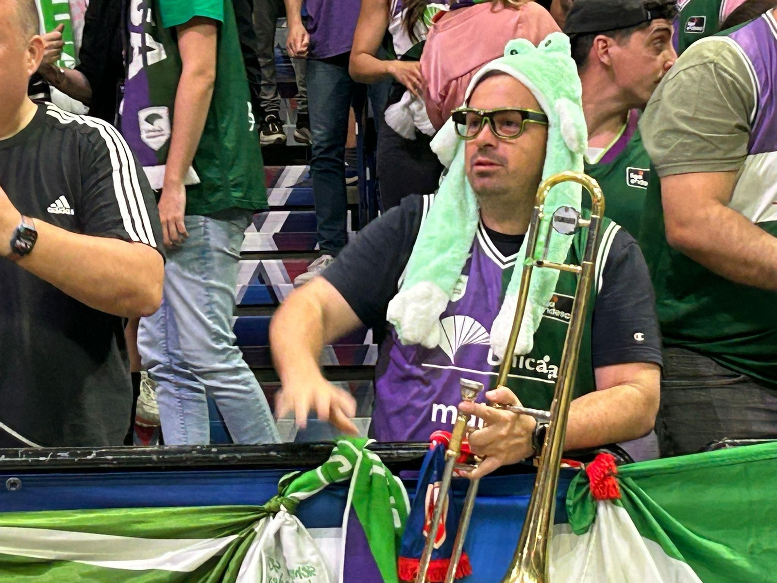 Búscate en las gradas en el Lenovo Tenerife - Unicaja de la final de la BCL