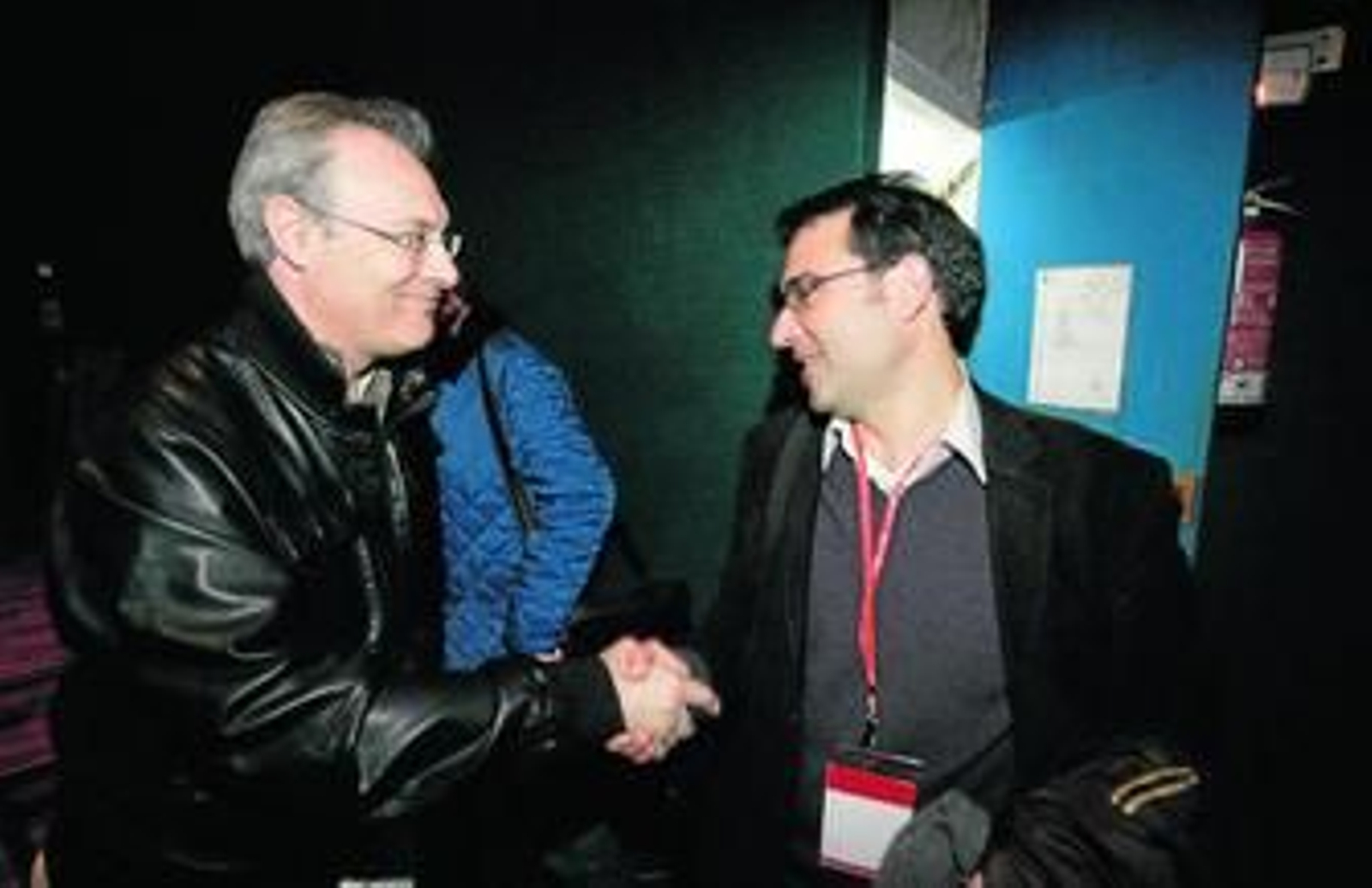 Juan Pablo Durán (a la izqda.) y Joaquín Dobladez se saludan al término del congreso del PSOE de Córdoba.