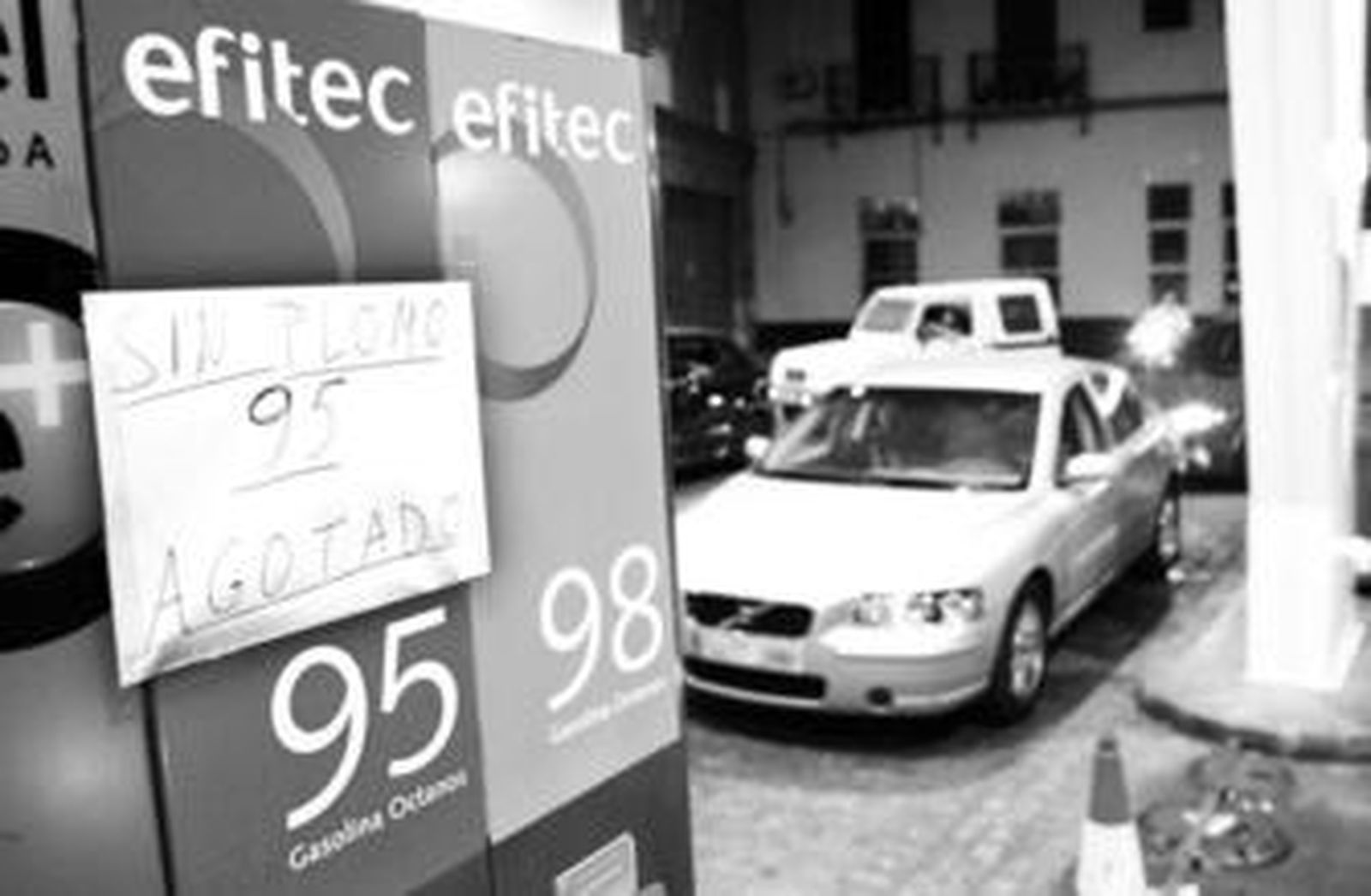 La estación de servicio de la calle Torneo, que se quedó ayer por la tarde sin gasolina de 95.