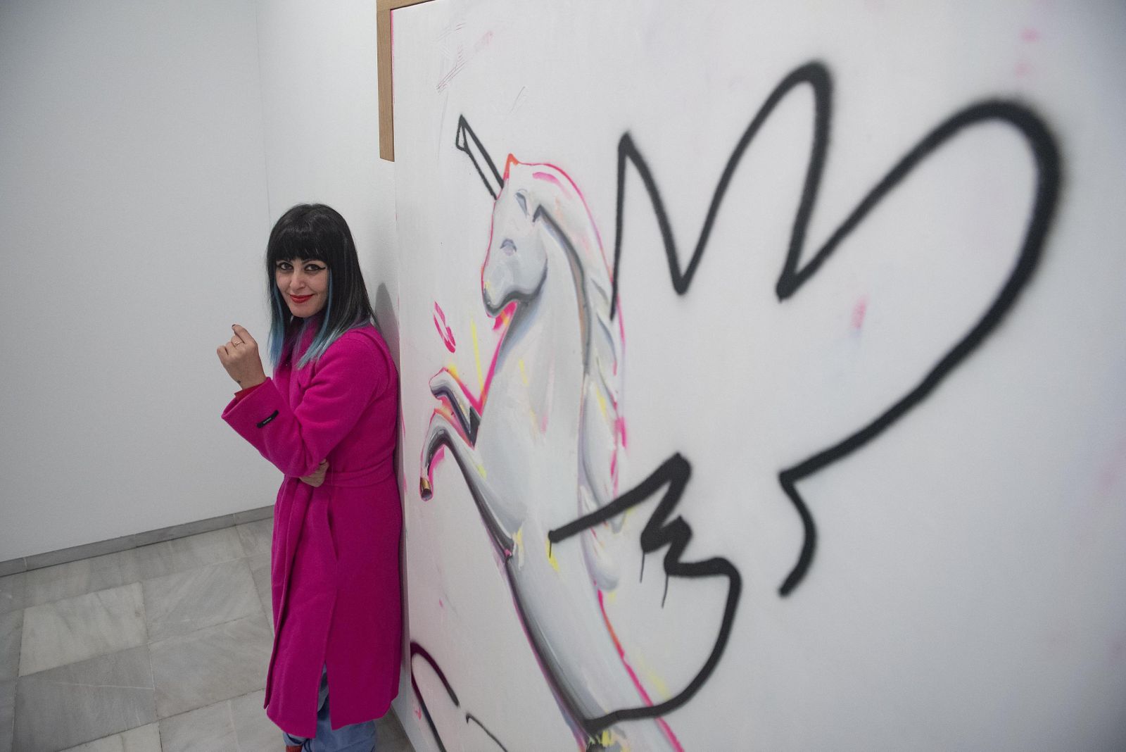 Ana Barriga (Jerez, 1984) junto al caballo alado de 'Para soñar'.