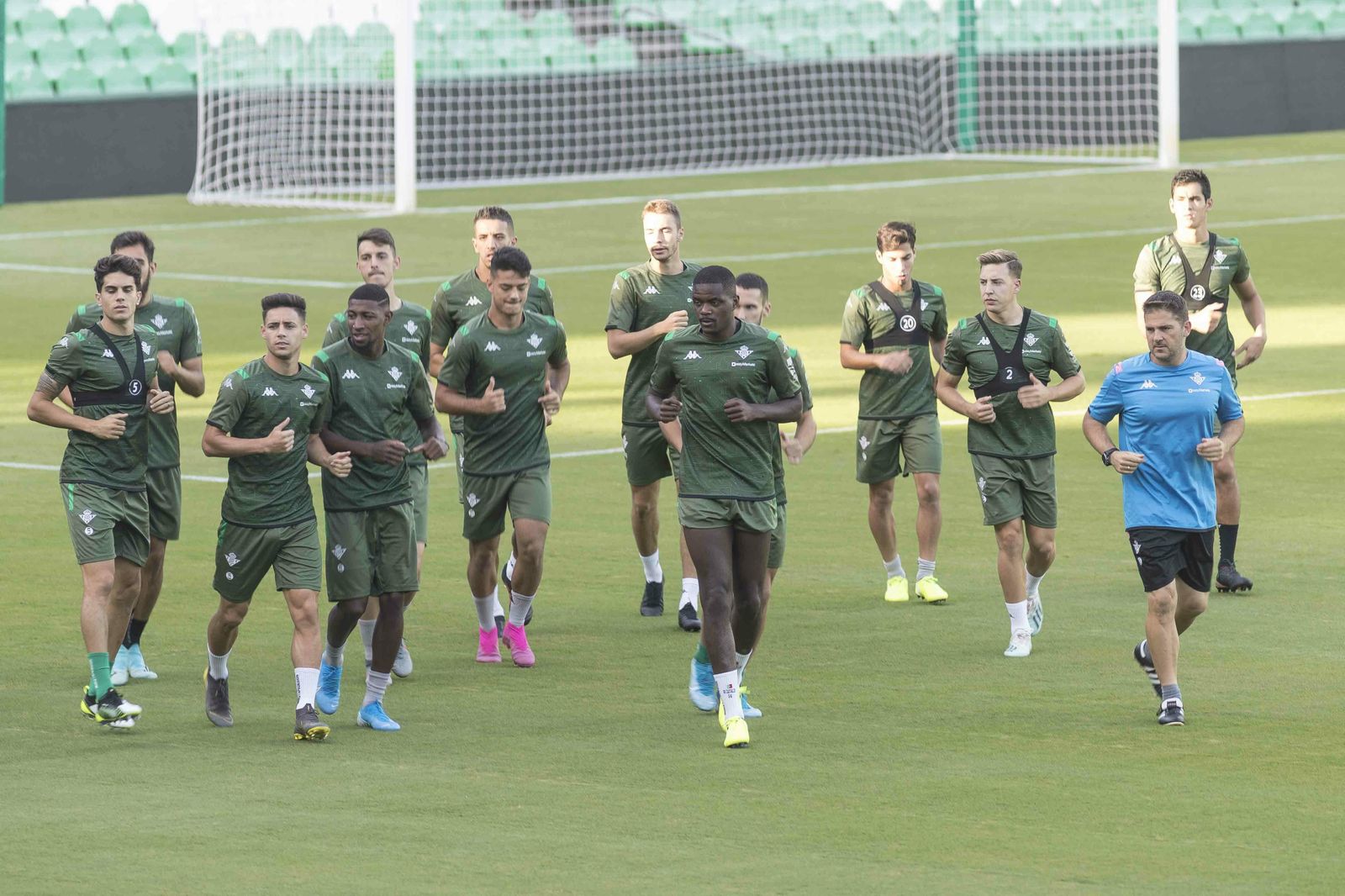 William Carvalho encabeza el grupo en el inicio de un entrenamiento.