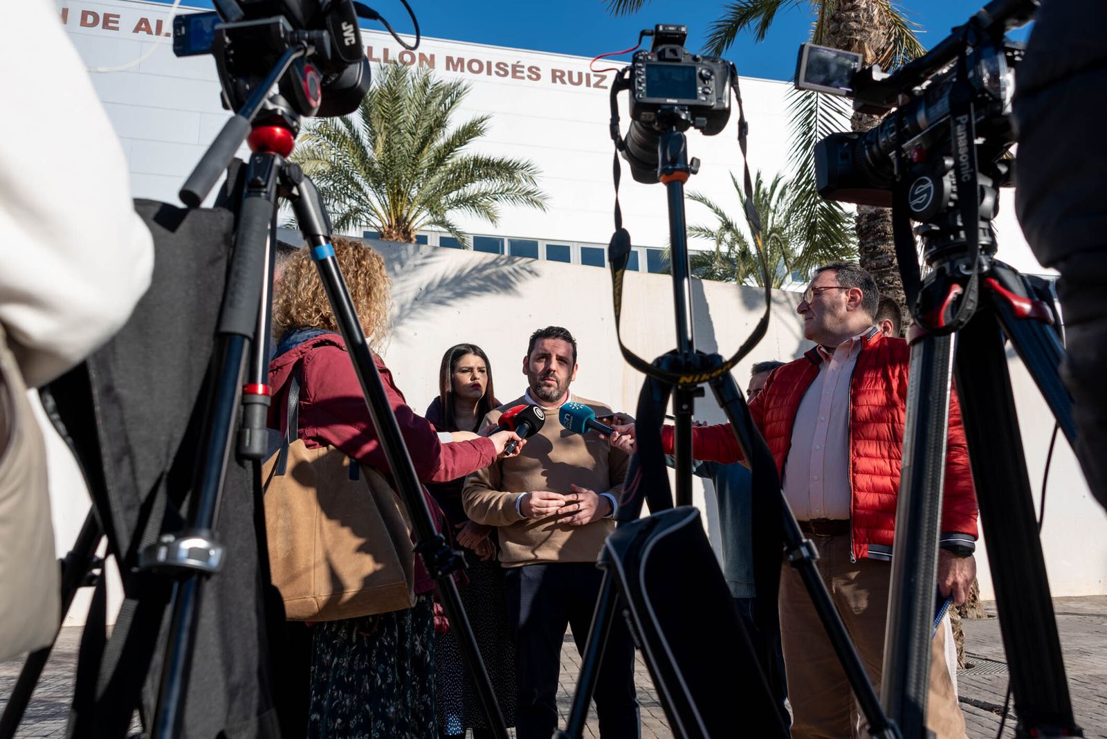 Juan Manuel Ruiz del Real y Noemí Cruz junto al pabellón Moisés Ruiz, hoy.