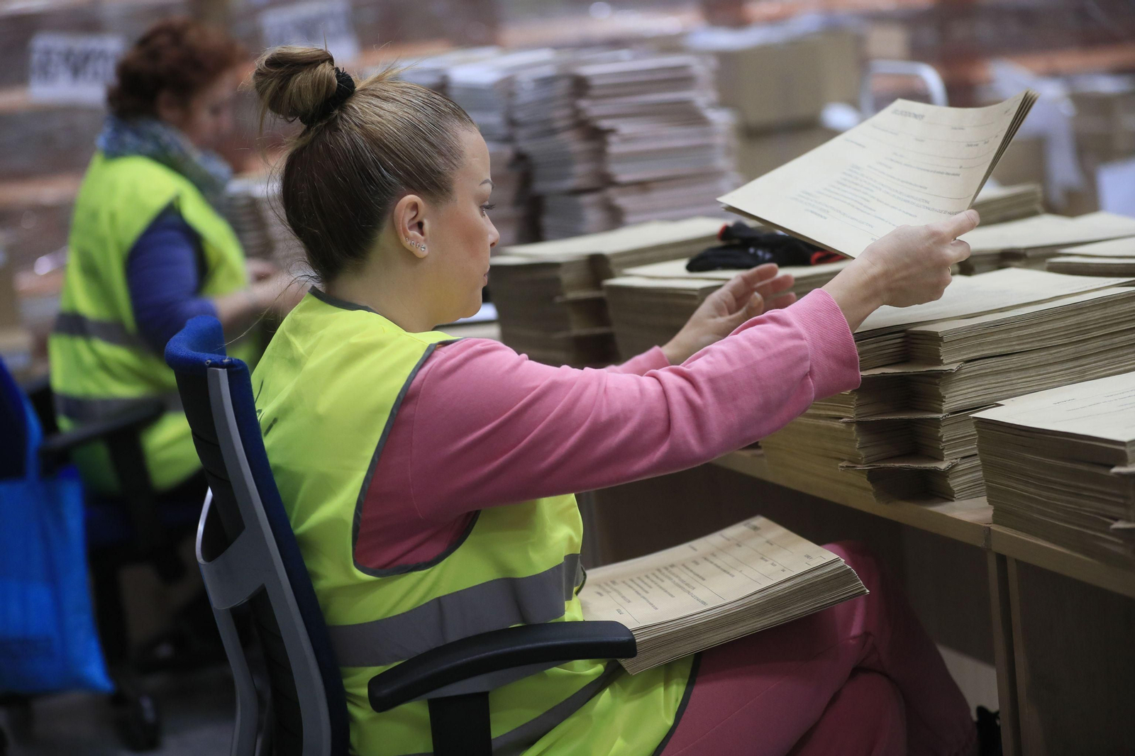 Una trabajadora clasifica material para las elecciones en Madrid.