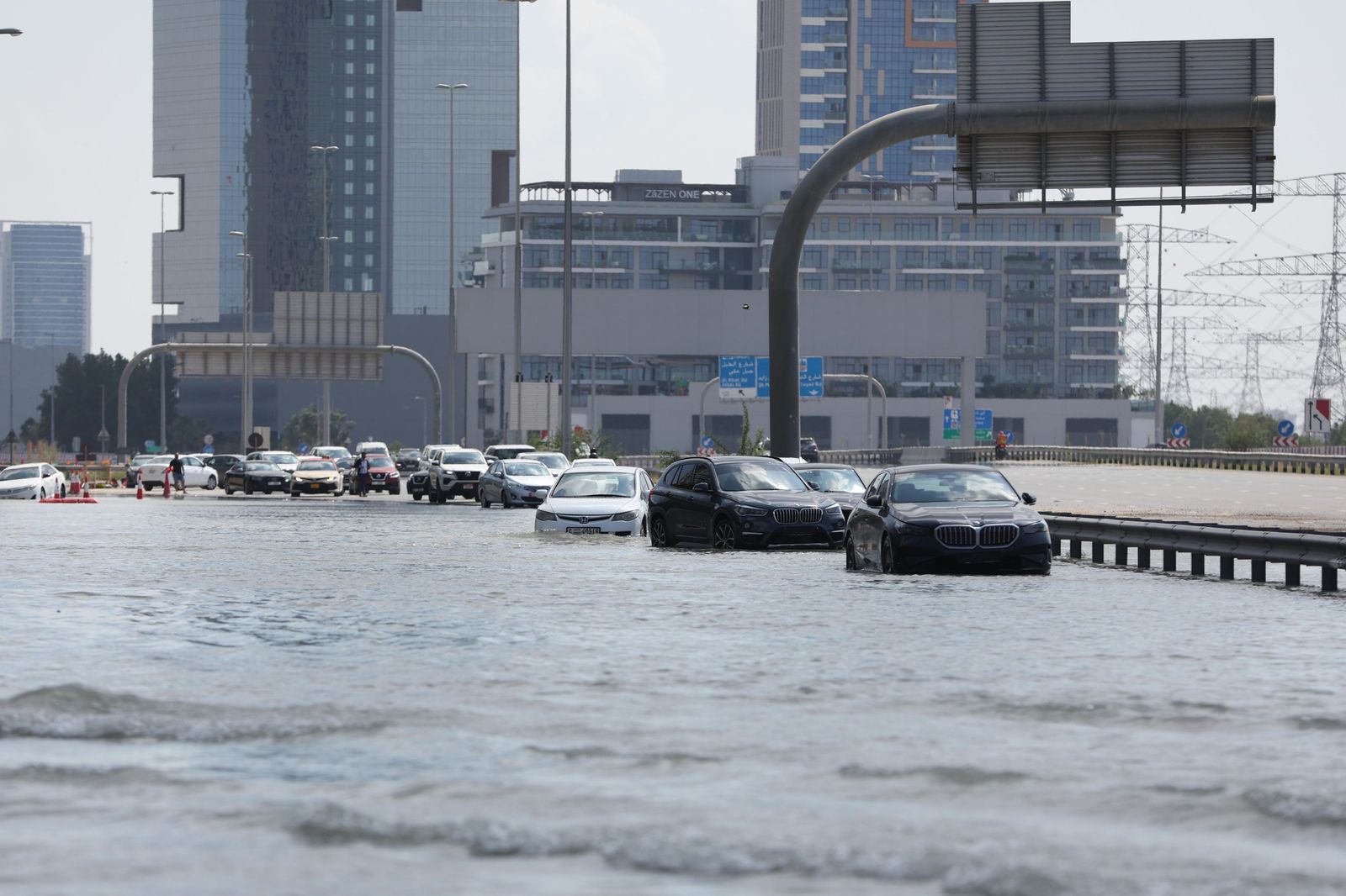 Las terribles y devastadoras lluvias en Emiratos Árabes Unidos