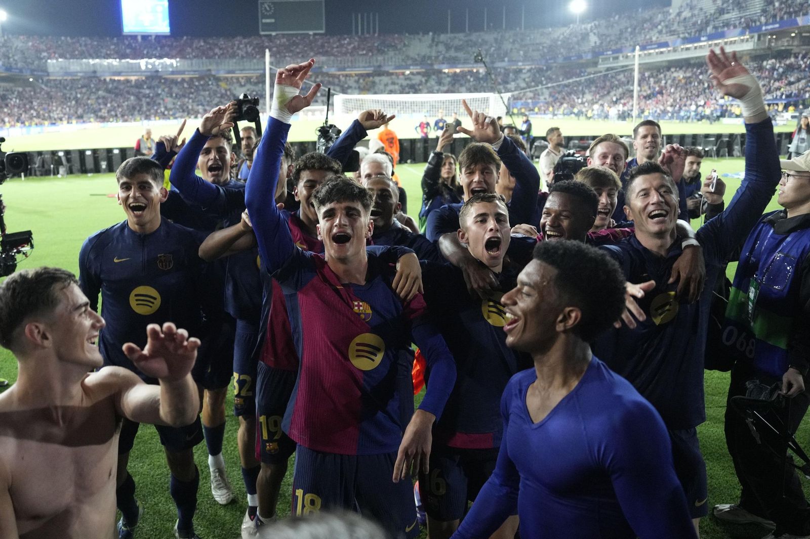Los futbolistas del Barcelona celebran la goleada con su afición en Montjuïc.