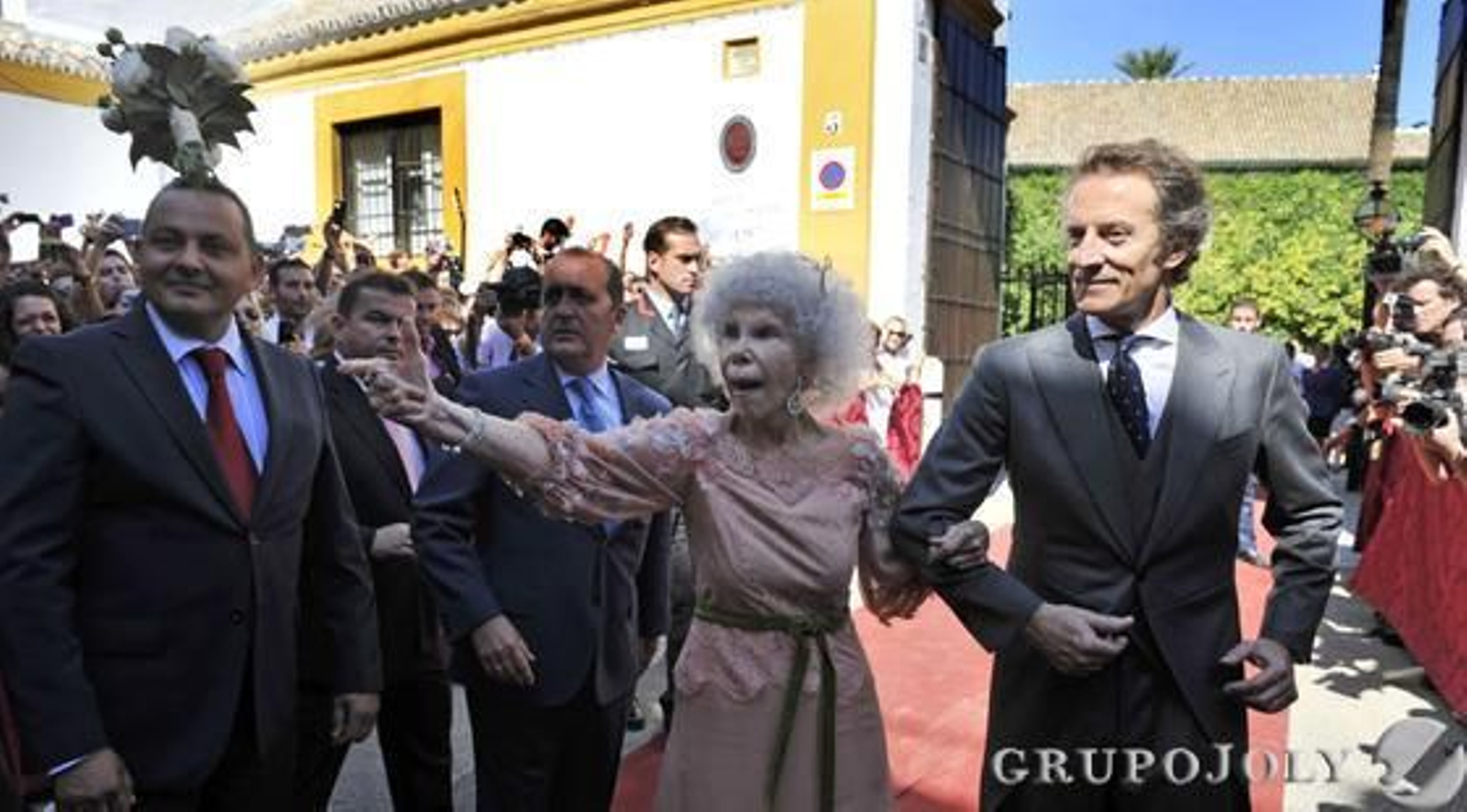 Cayetana de Alba tirando su ramo de novia.

Foto: Juan Carlos Vázquez