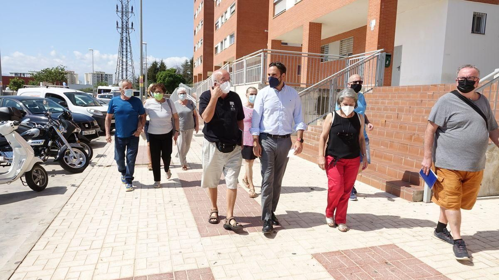 María del Carmen Sánchez y Daniel Pérez, con vecinos de Hacienda Cabello.