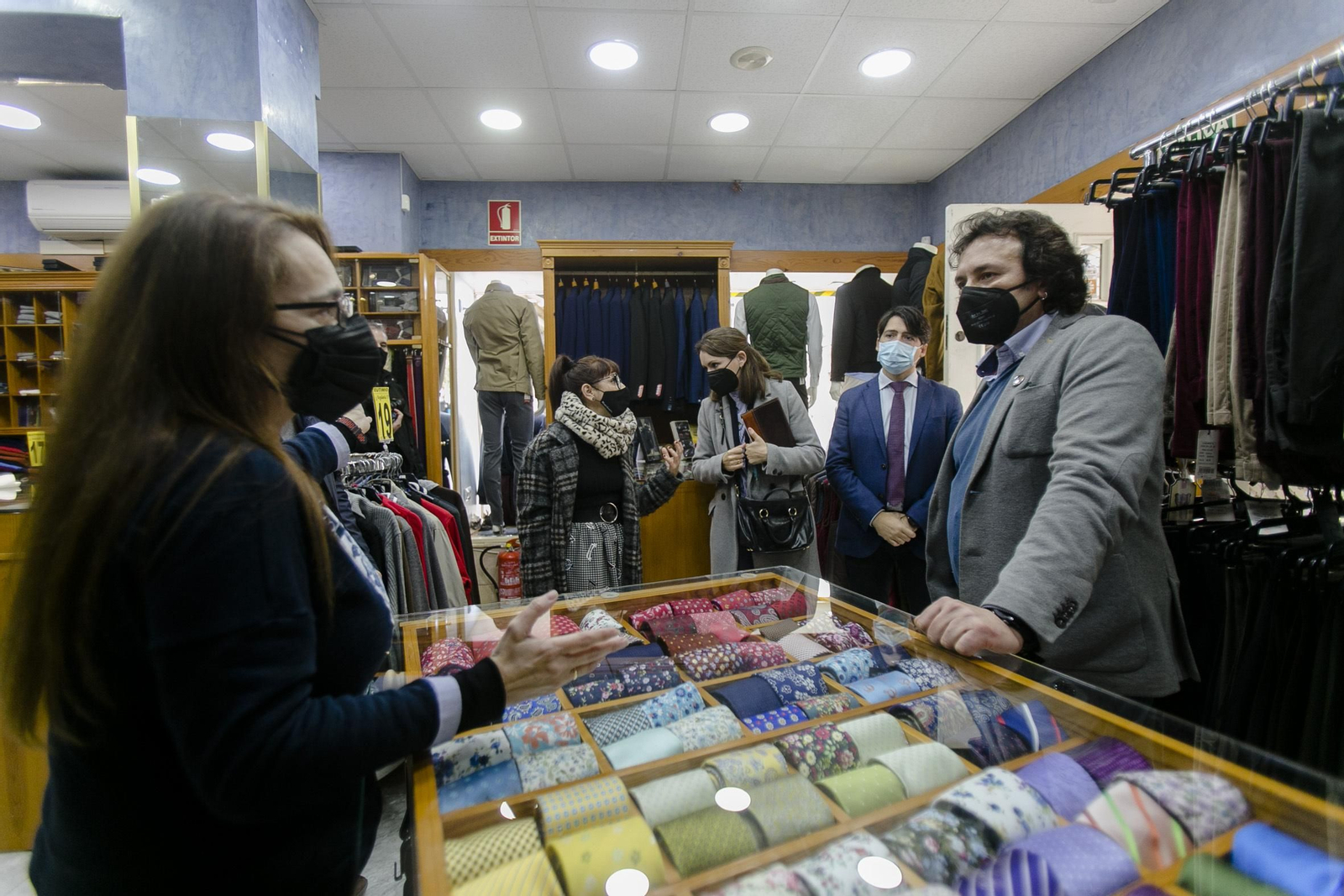 El alcalde de Cádiz visitando Confecciones Eutimio en la calle Columela.