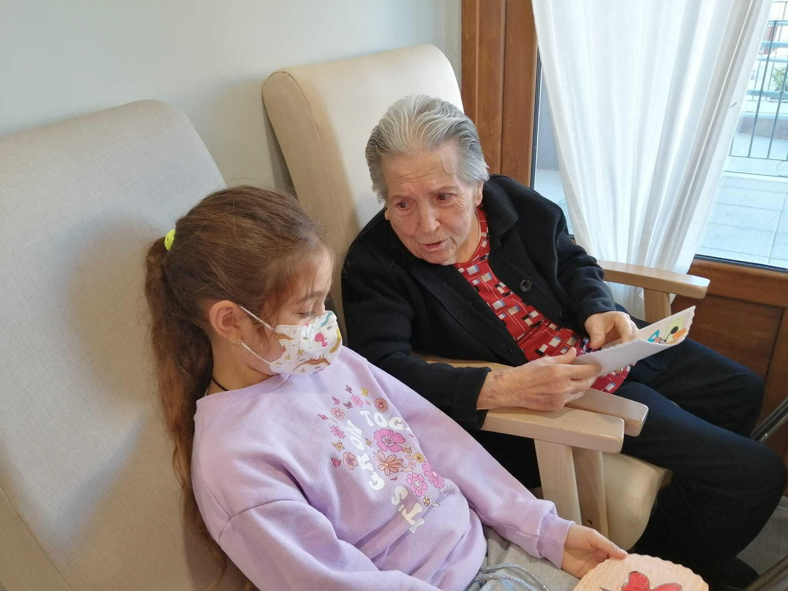 Escolares llenan de villancicos y felicitaciones navideñas las residencias de mayores