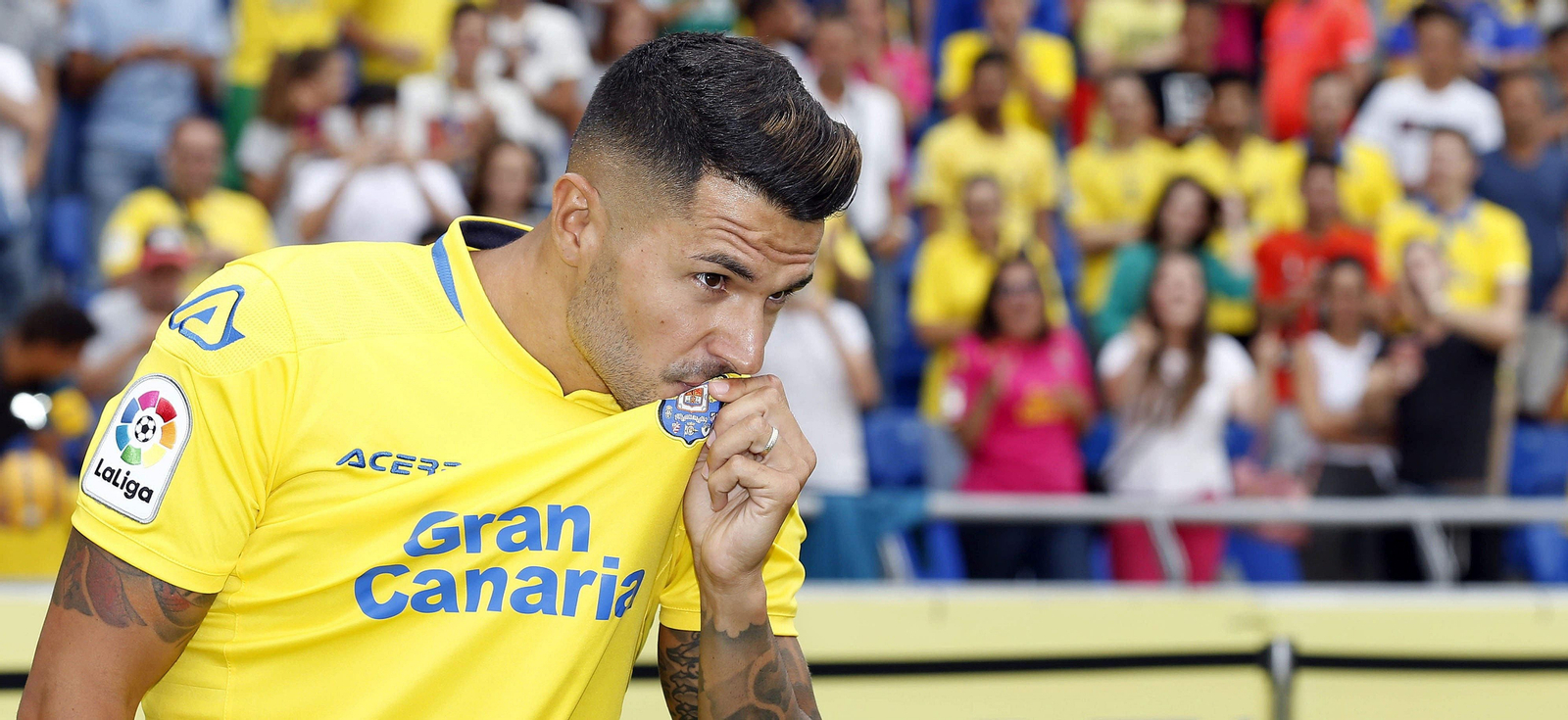 Vitolo besa el escudo de la UD Las Palmas en su presentación en la isla