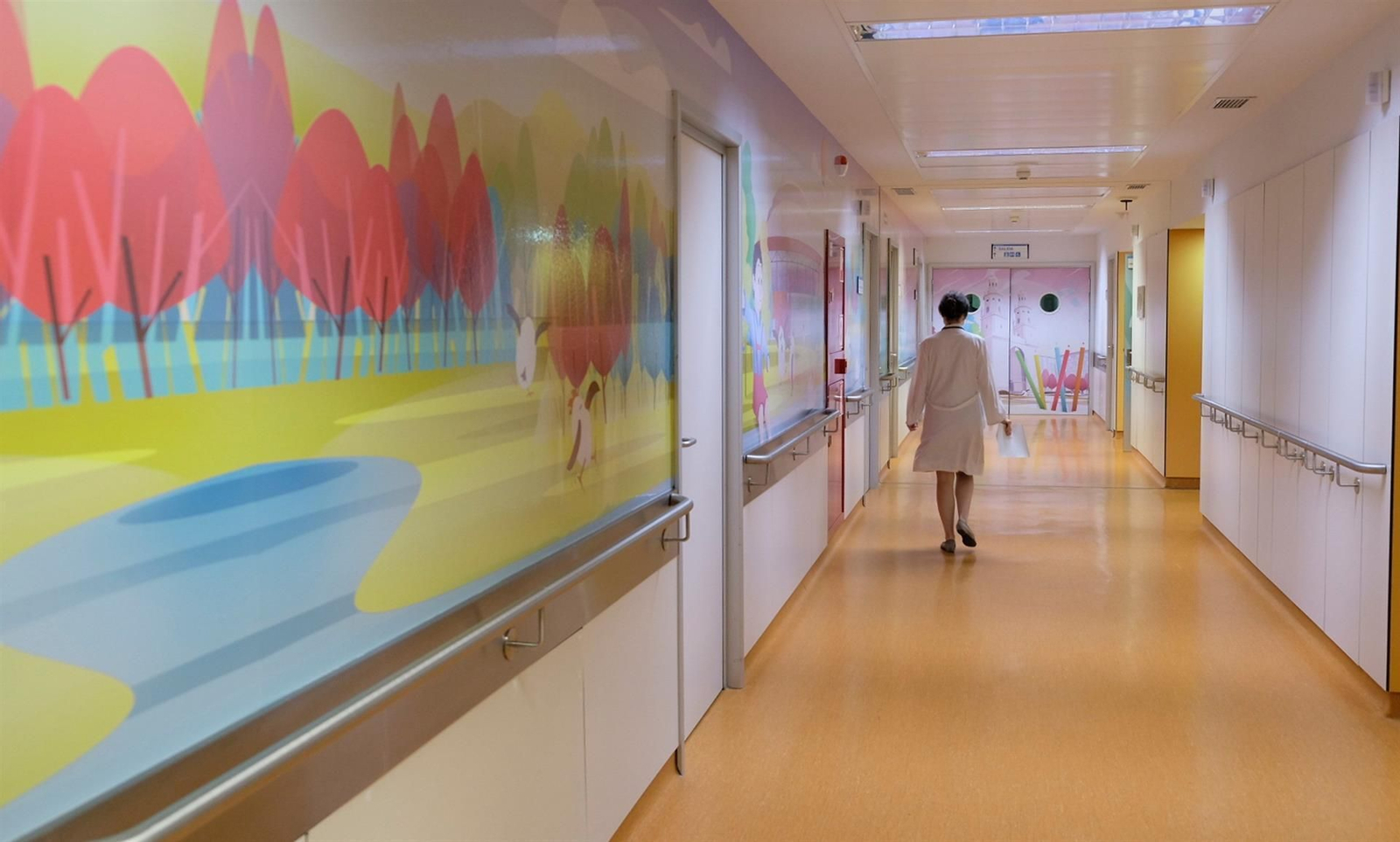 Fotografía de archivo de una enfermera caminando en el servicio de Pediatría de un hospital