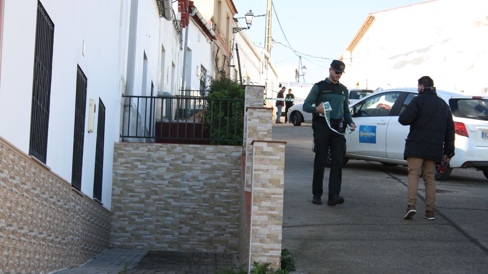 La Guardia Civil amplía el cordón policial en la calle Córdoba de El Campillo.