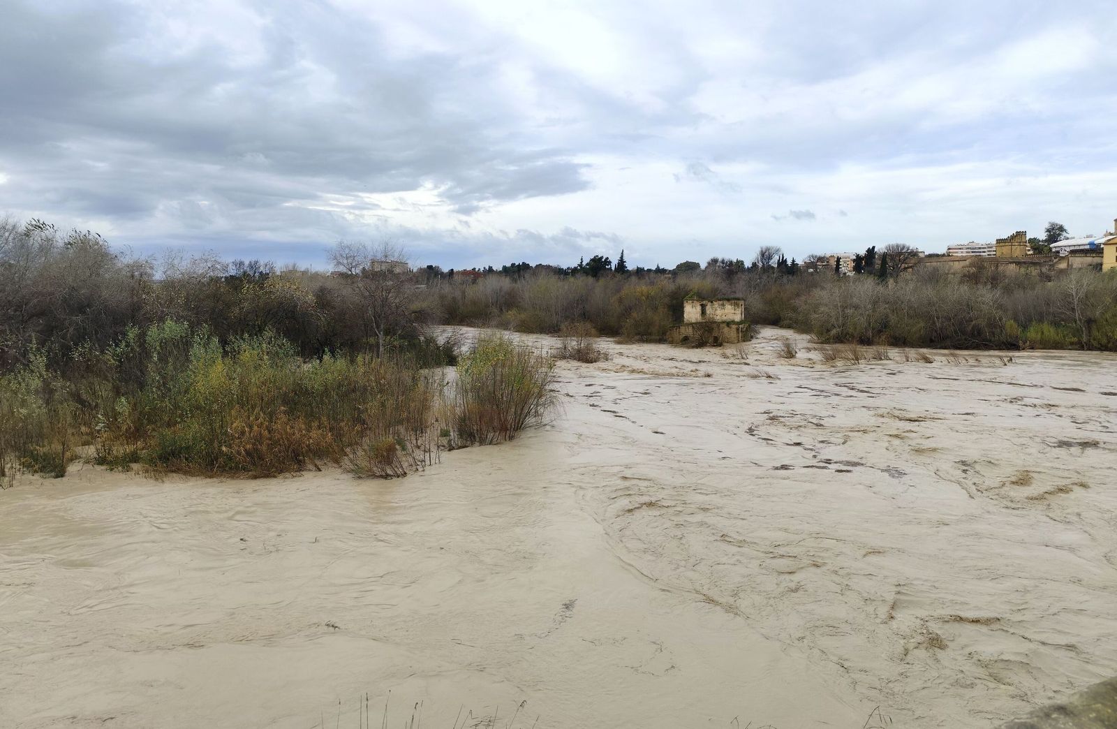 El cauce del río Guadalquivir a su paso por Córdoba tras la borrasca Kristin