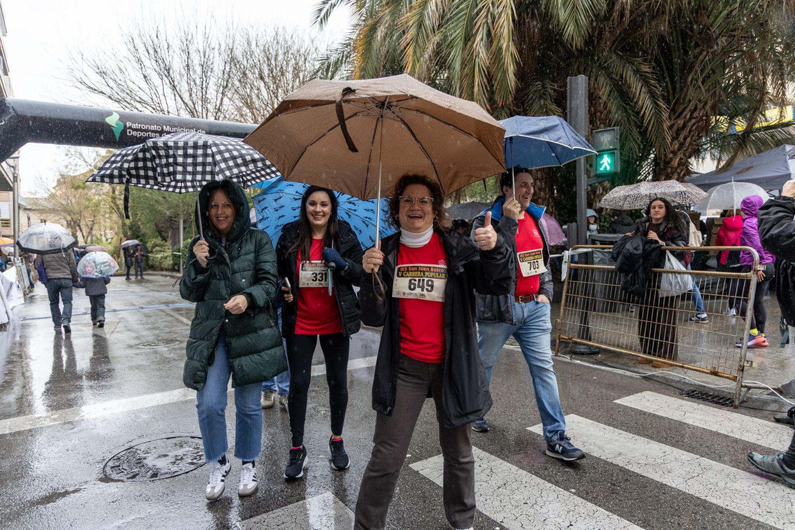En imágenes: la lluvia no frena a más de un millar de corredores en la V Carrera Popular del IES San Juan Bosco (1)