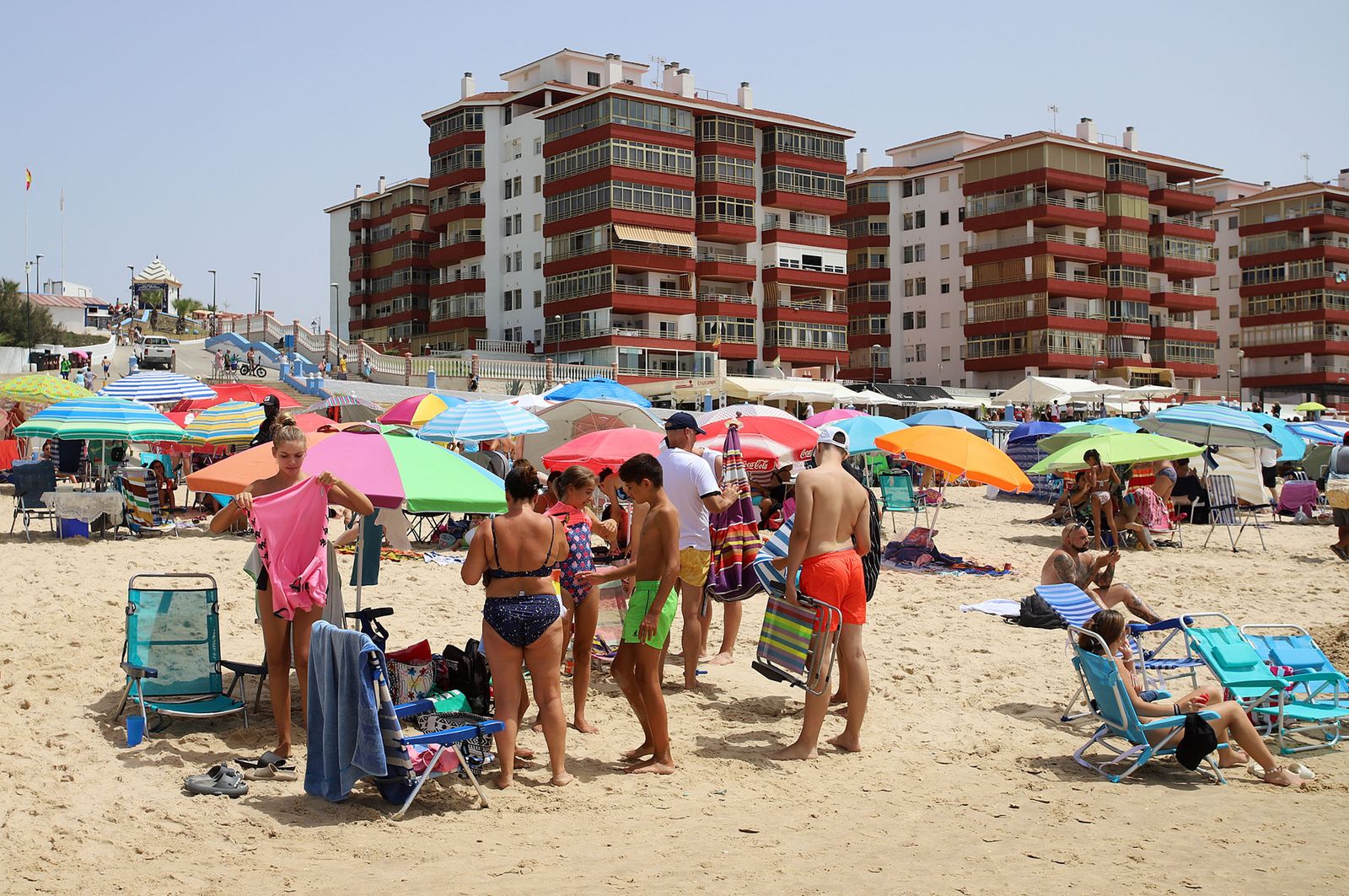 Imágenes del caluroso fin de semana en las playas de Huelva