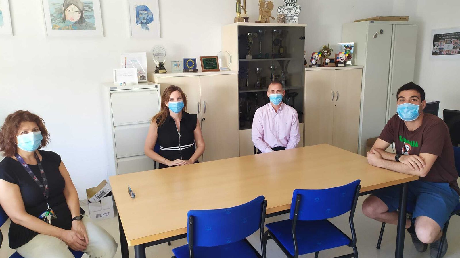 Visita del delegado de Educación, Antonio Jiménez, al IES Sabinar, junto a profesorado, personal administrativo y la directora del centro, Ana García Rodríguez