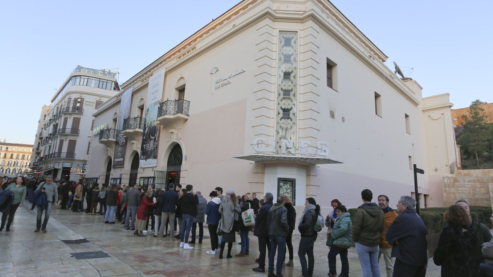 Colas para ver a Antonio de la Torre en el Cine Albéniz.