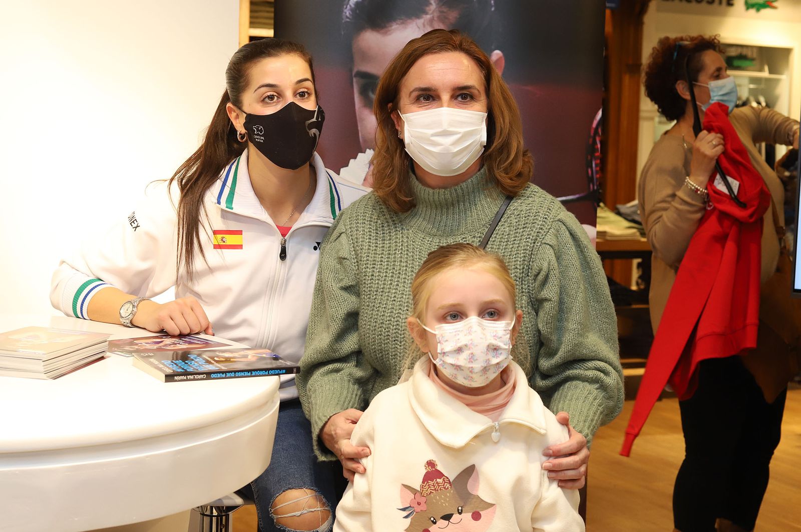 Huelva 2021: Carolina Marín firma autógrafos en el Corte Inglés de Huelva durante el Mundial de Bádminton