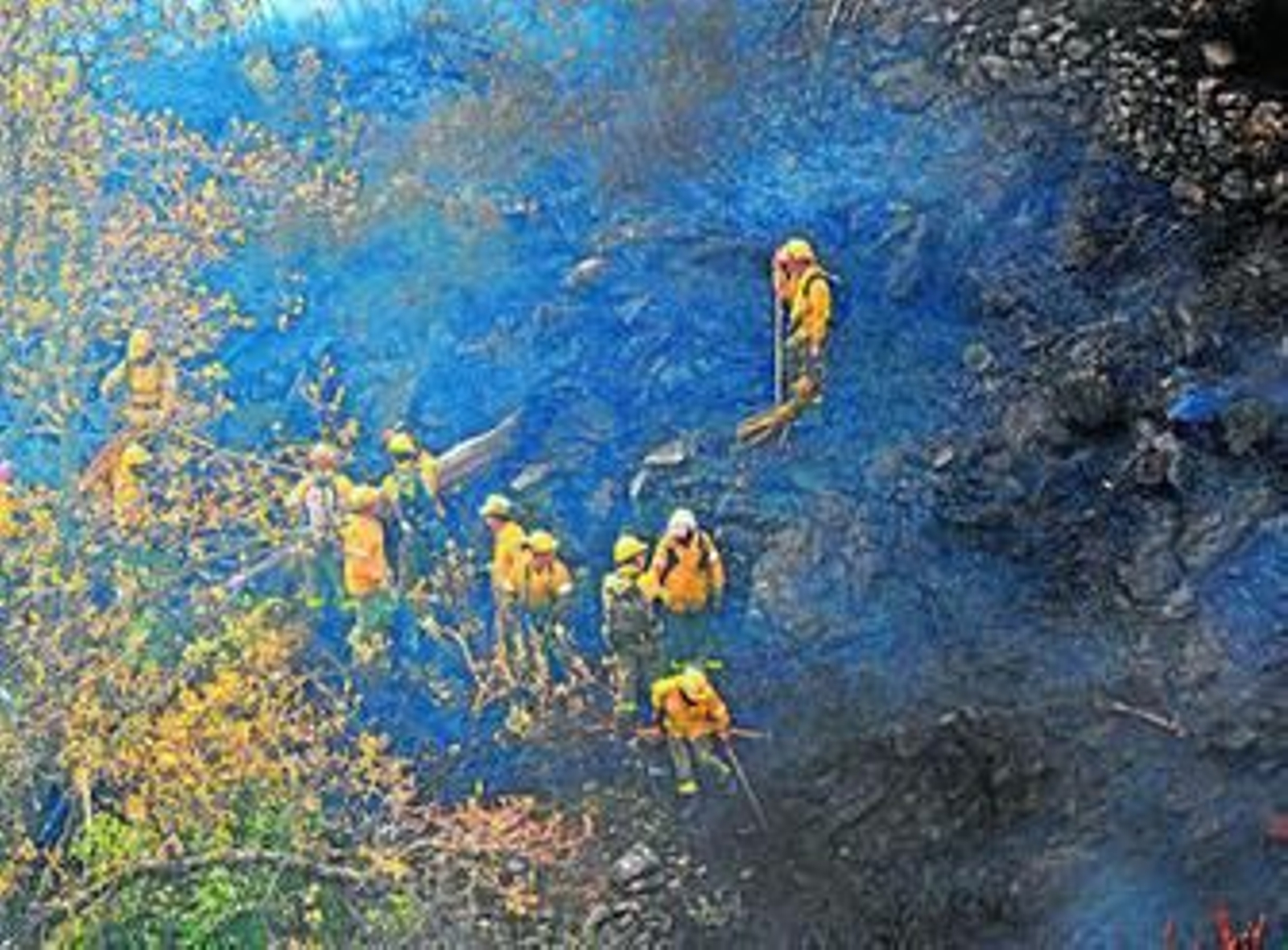 Efectivos de Bomberos desplegados en la zona afectada para combatir el fuego.