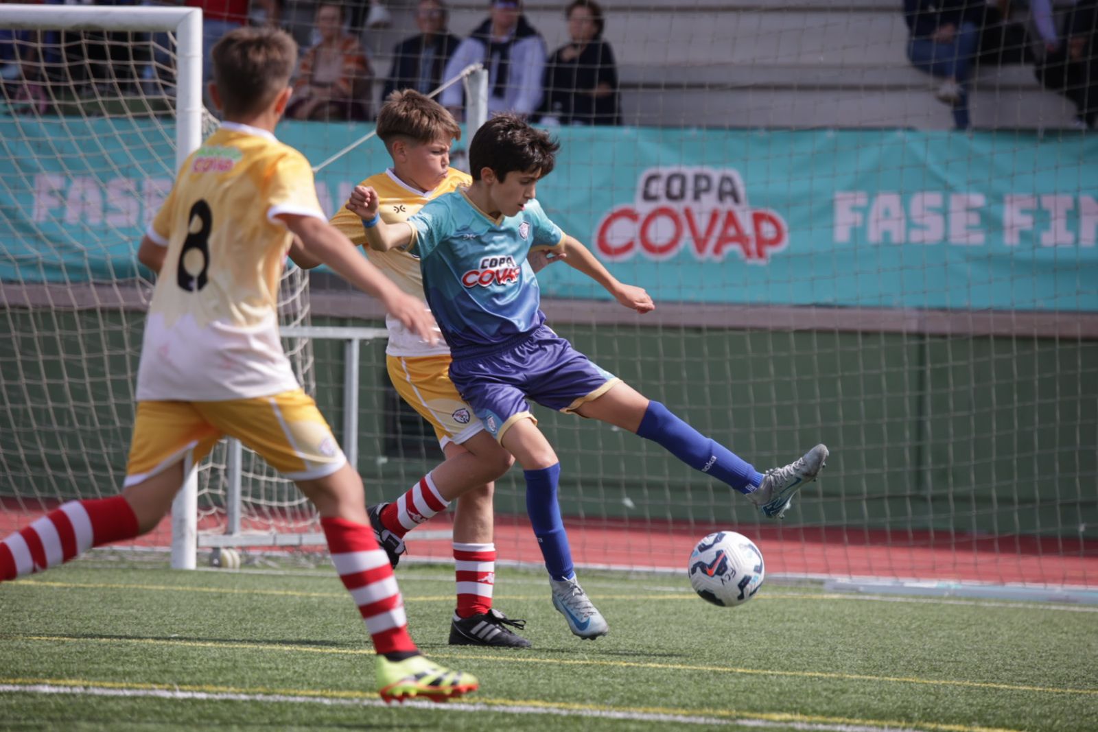 Una acción de la final que enfrentó al Poli Aguadulce con el Arenas de Armilla en la localidad malagueña de Fuengirola.