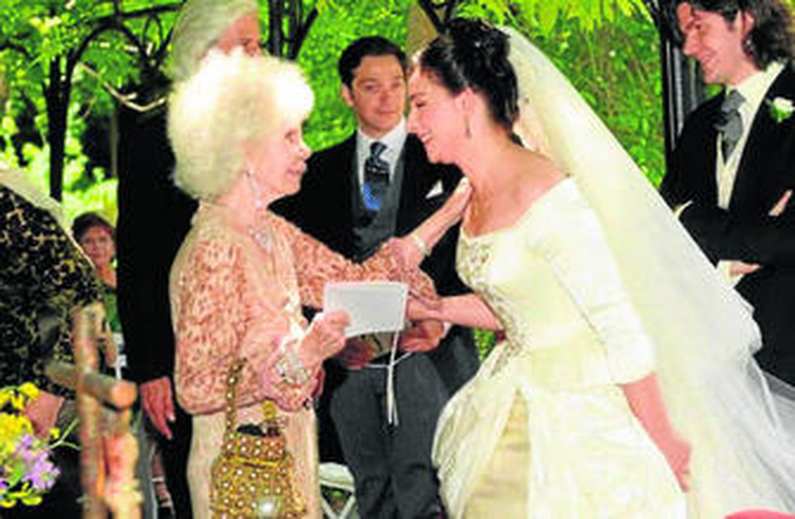 La duquesa casa a su nieto en los jardines de Liria