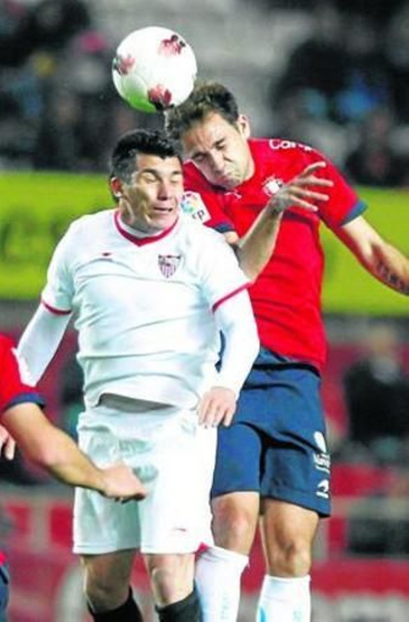 Medel, autor del primer gol del Sevilla, pugna con el onubense Lolo.