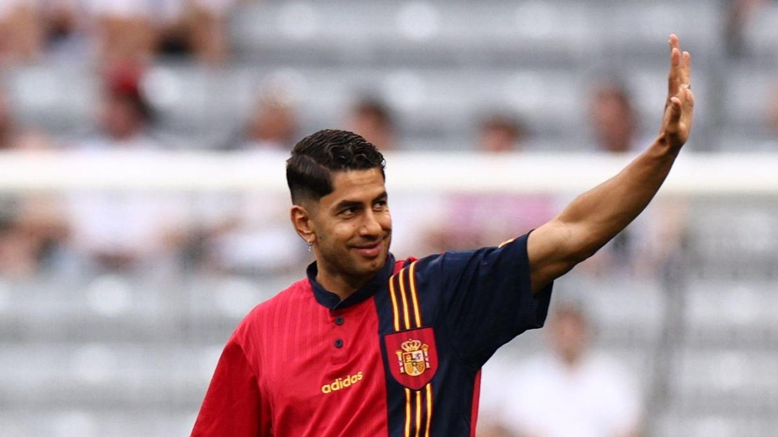 Ayoze saluda a la afición.