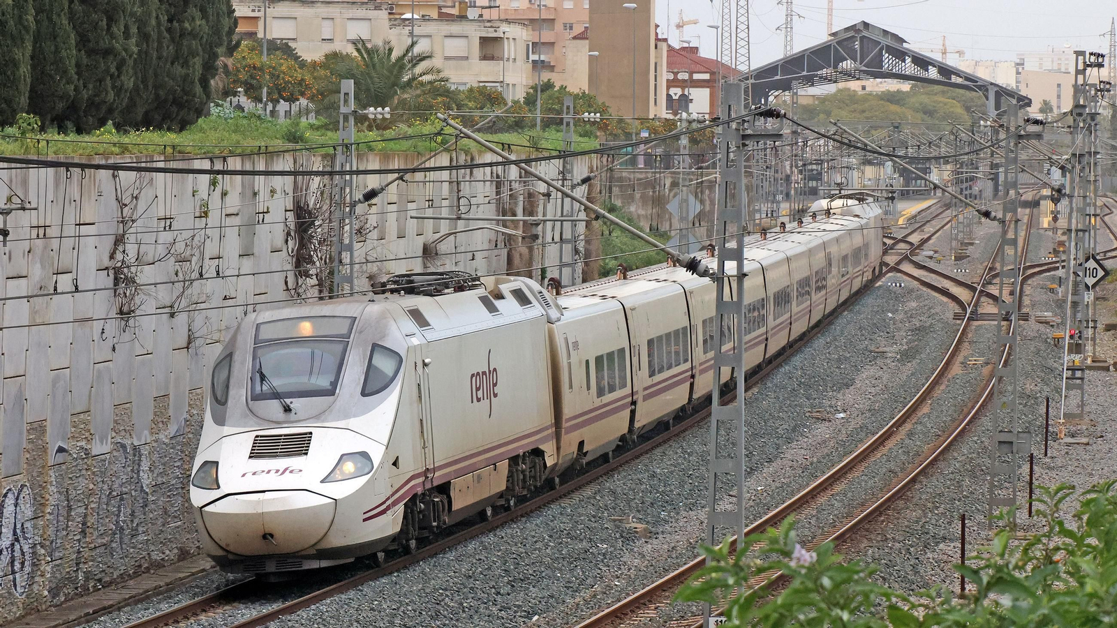 Un tren Alvia procedente de Madrid saliendo de la estación de trenes de Jerez rumbo a Cádiz.