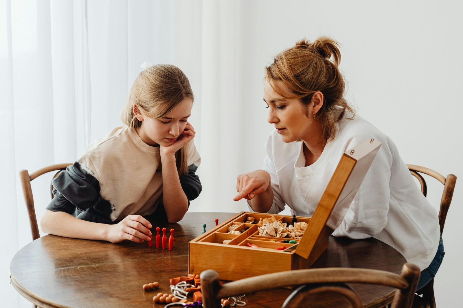 Madre e hija jugando a un juego de mesa