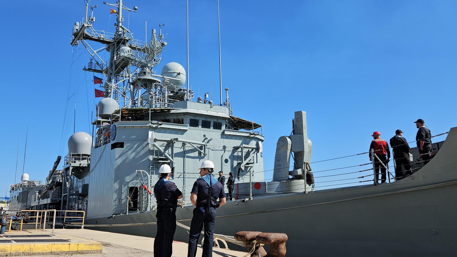 Preparativos para la salida de la fragata 'Numancia' de la Base de Rota.