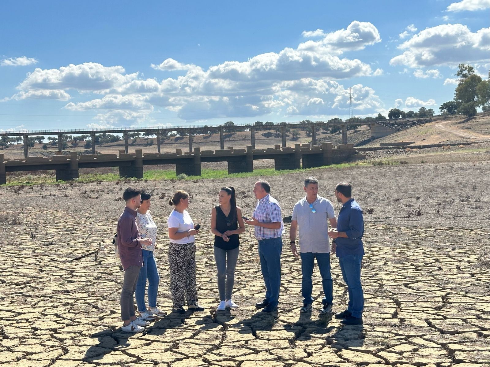 Dirigentes de IU de Córdoba en el pantano de Sierra Boyera.