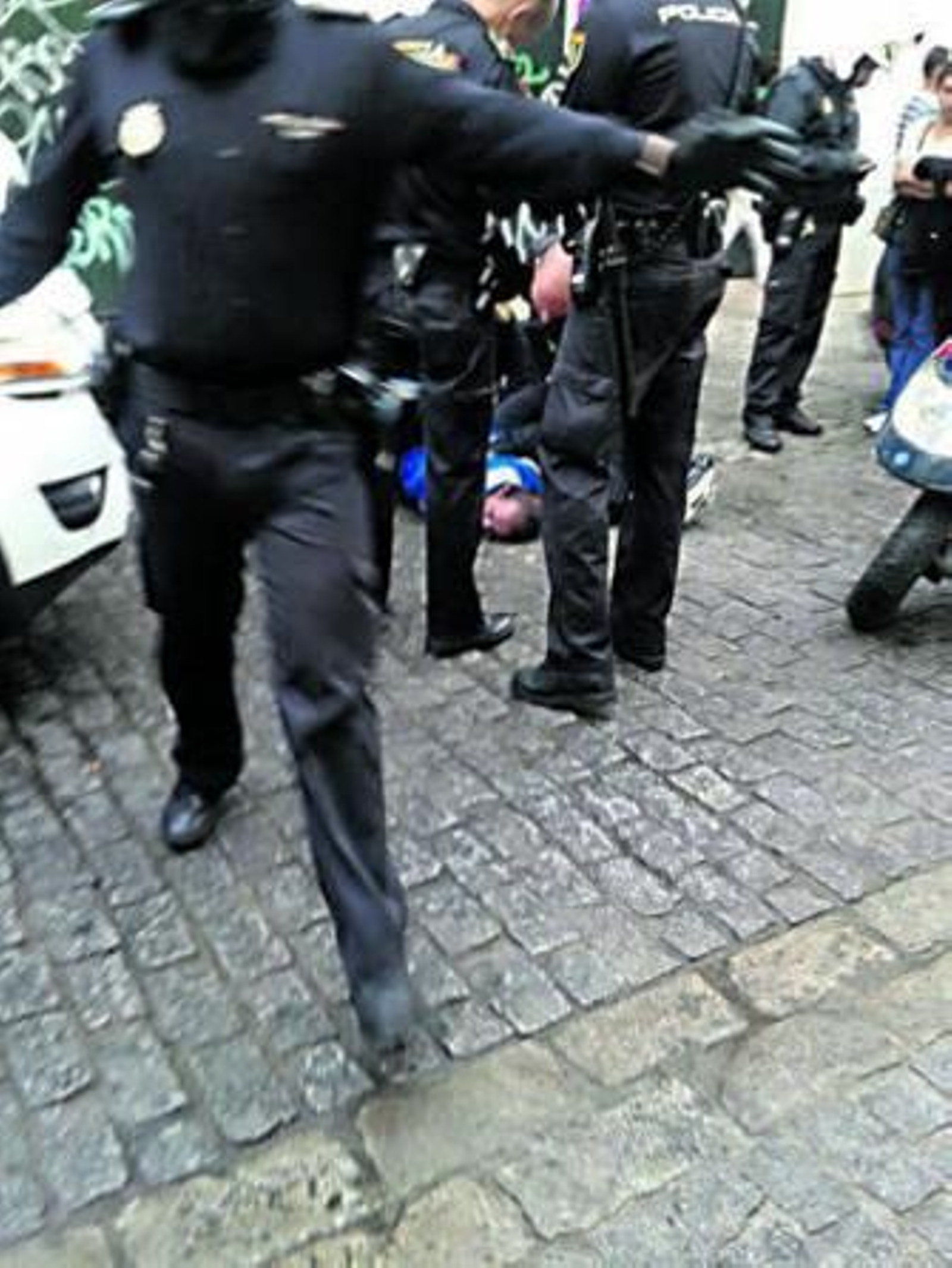 Detenido un perturbado que intentó llevarse a un niño