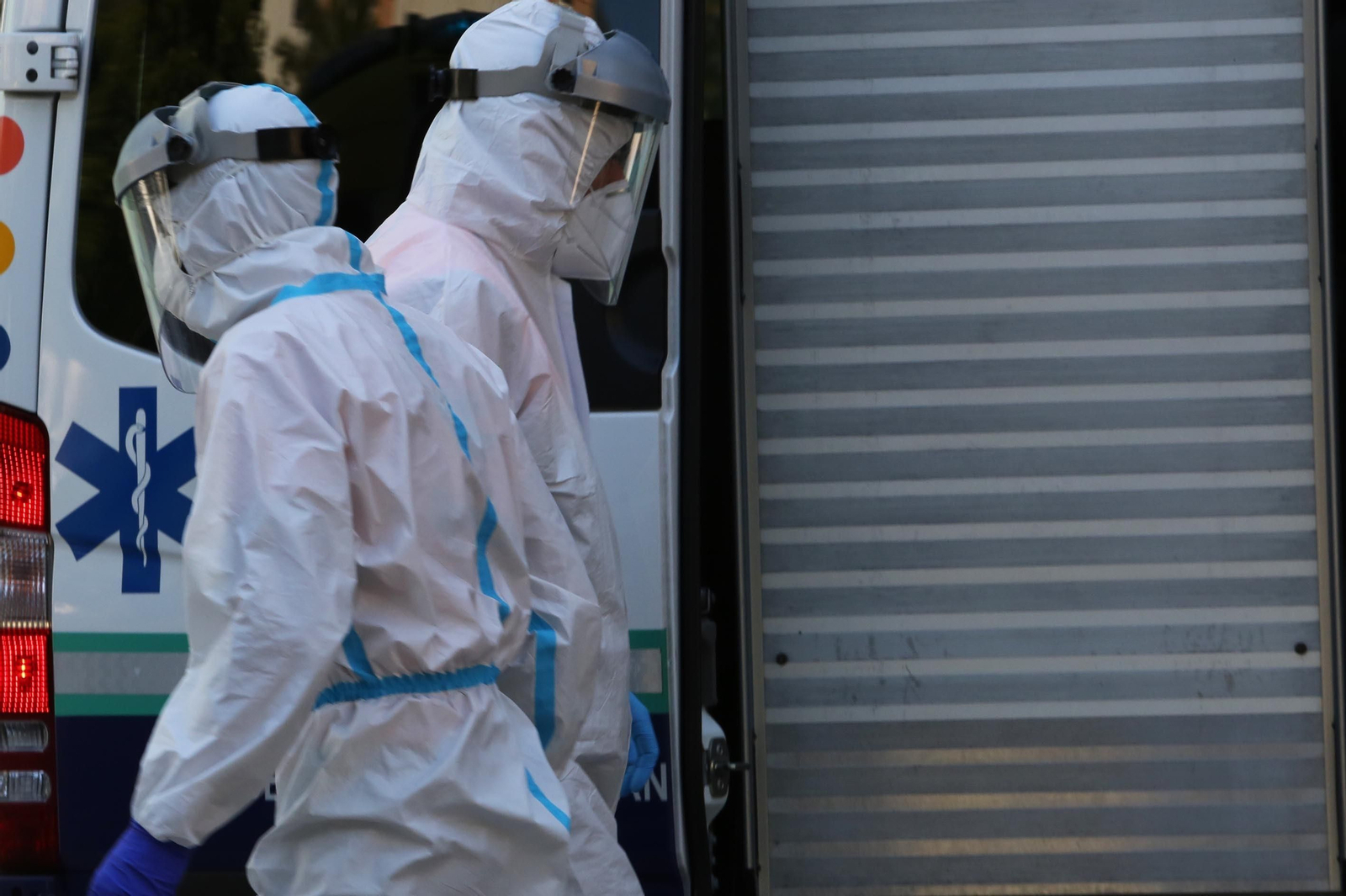 Sanitarios del hospital jerezano provistos con equipos de protección.