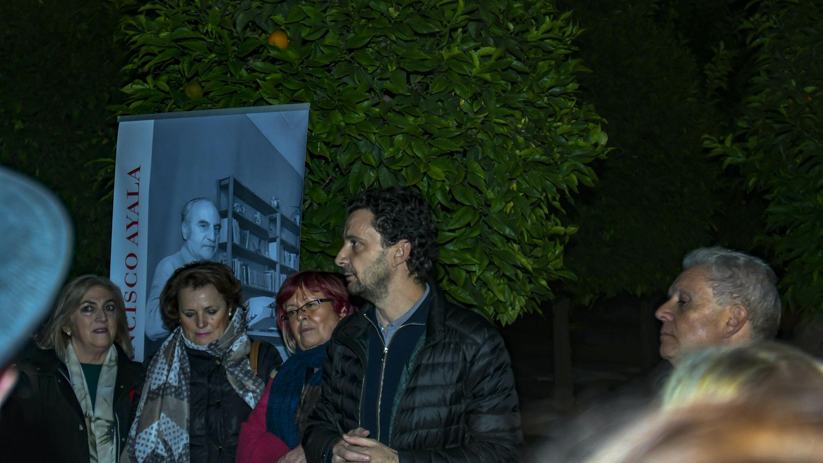 Fin del paseo literario en la actual sede de la Fundación Ayala.