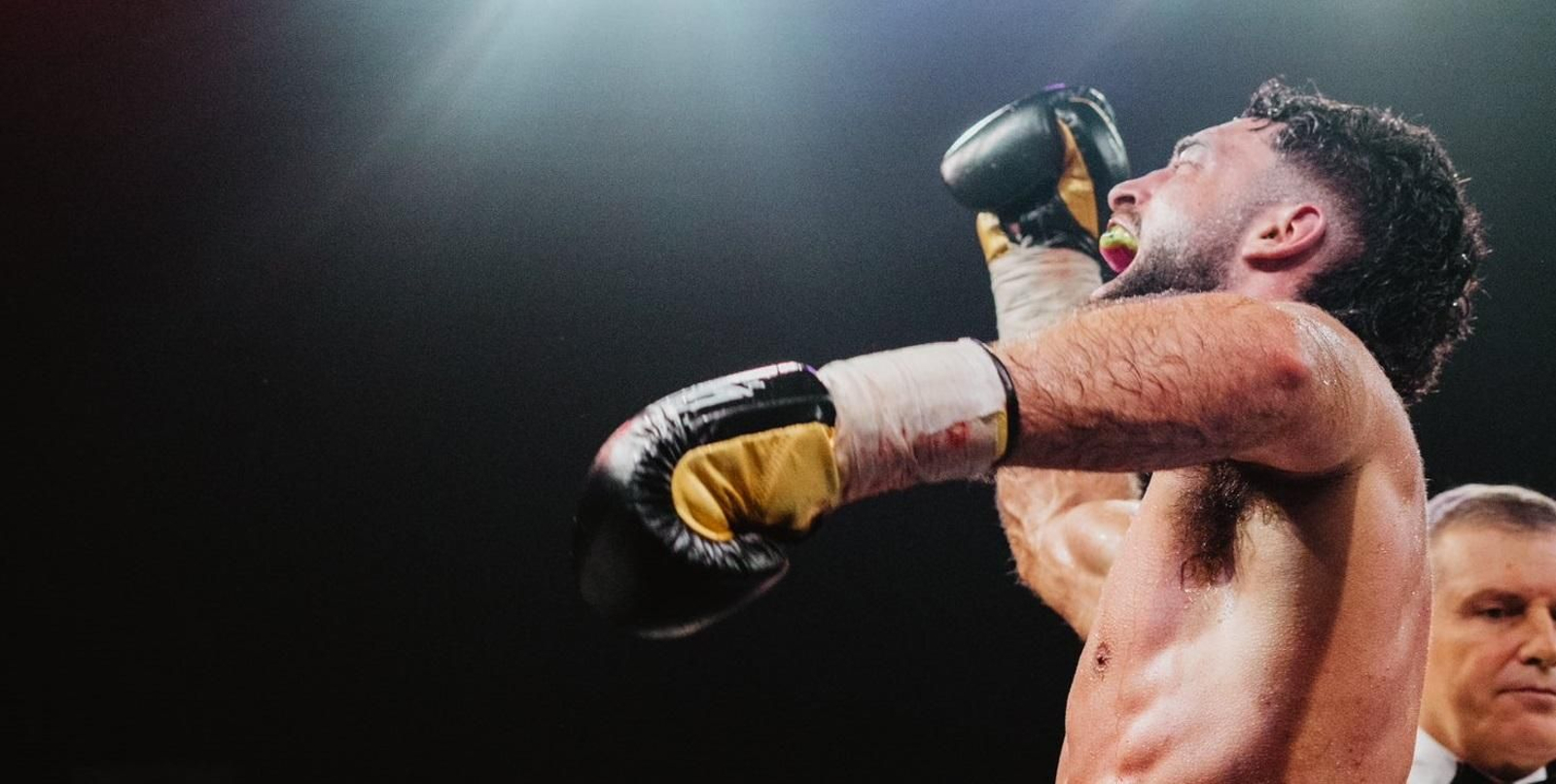 José Luis Navarro celebra su triunfo durante un combate. José Luis Navarro celebra su triunfo durante un combate.