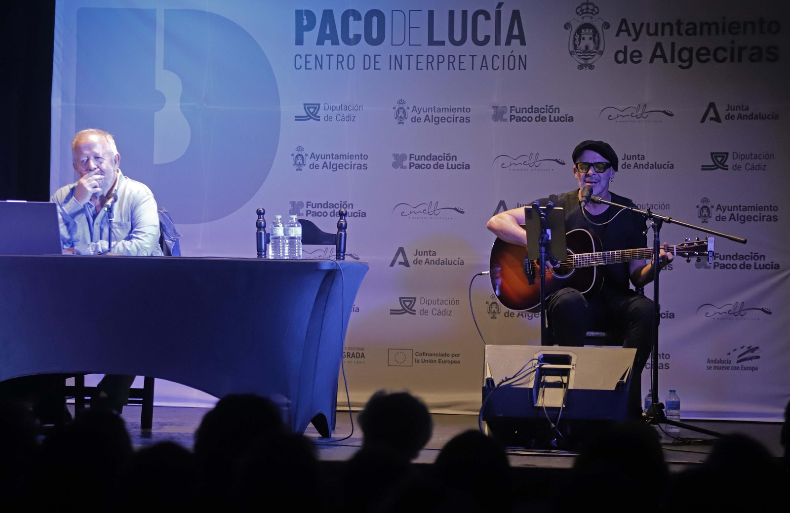 Fotos de la conferencia de Juan José Téllez  sobre los cincuenta años de la publicación del disco El Patio, del grupo Triana