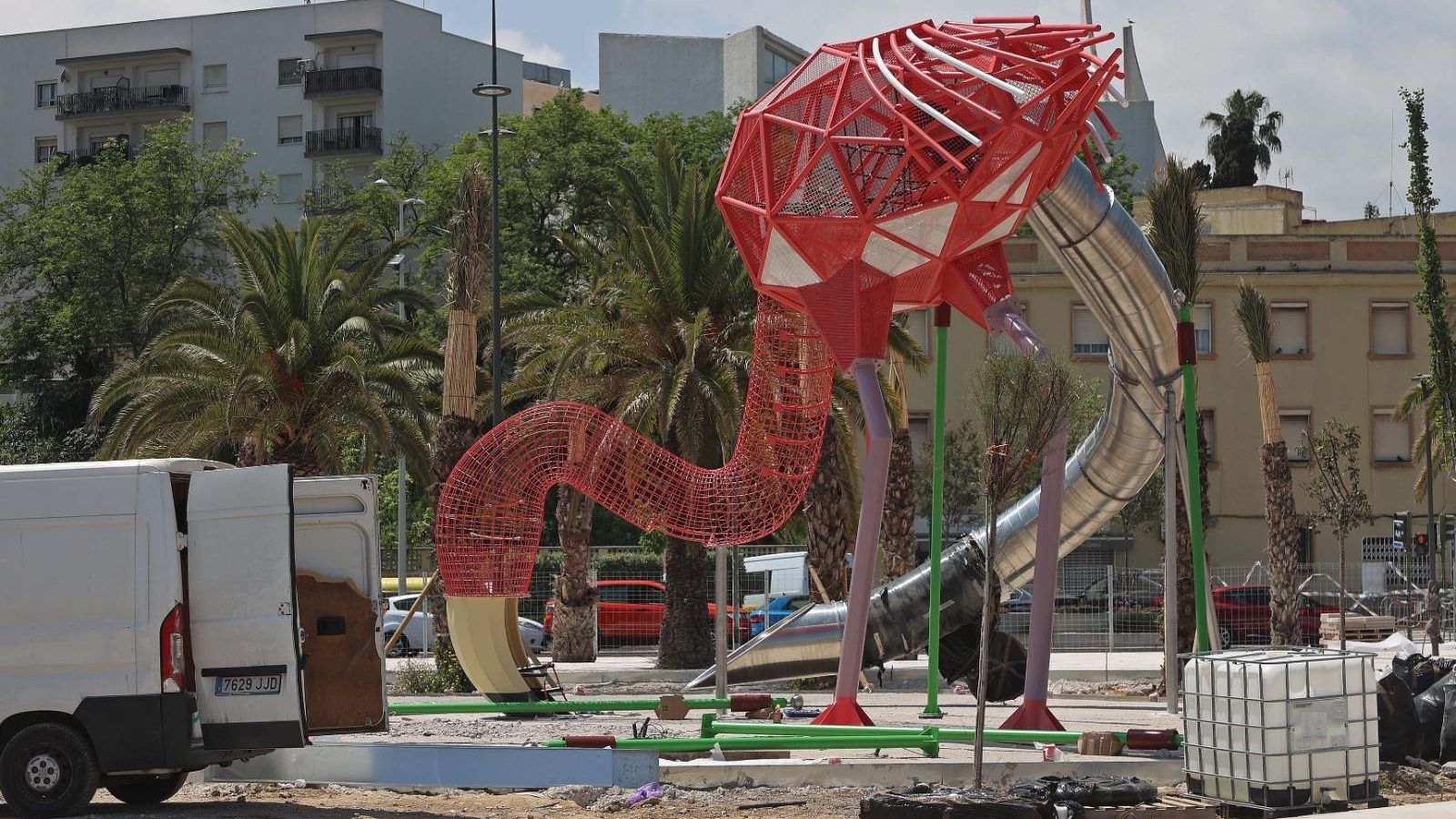 Instalación del flamenco-tobogán del Lago Marítimo de Algeciras, este jueves.