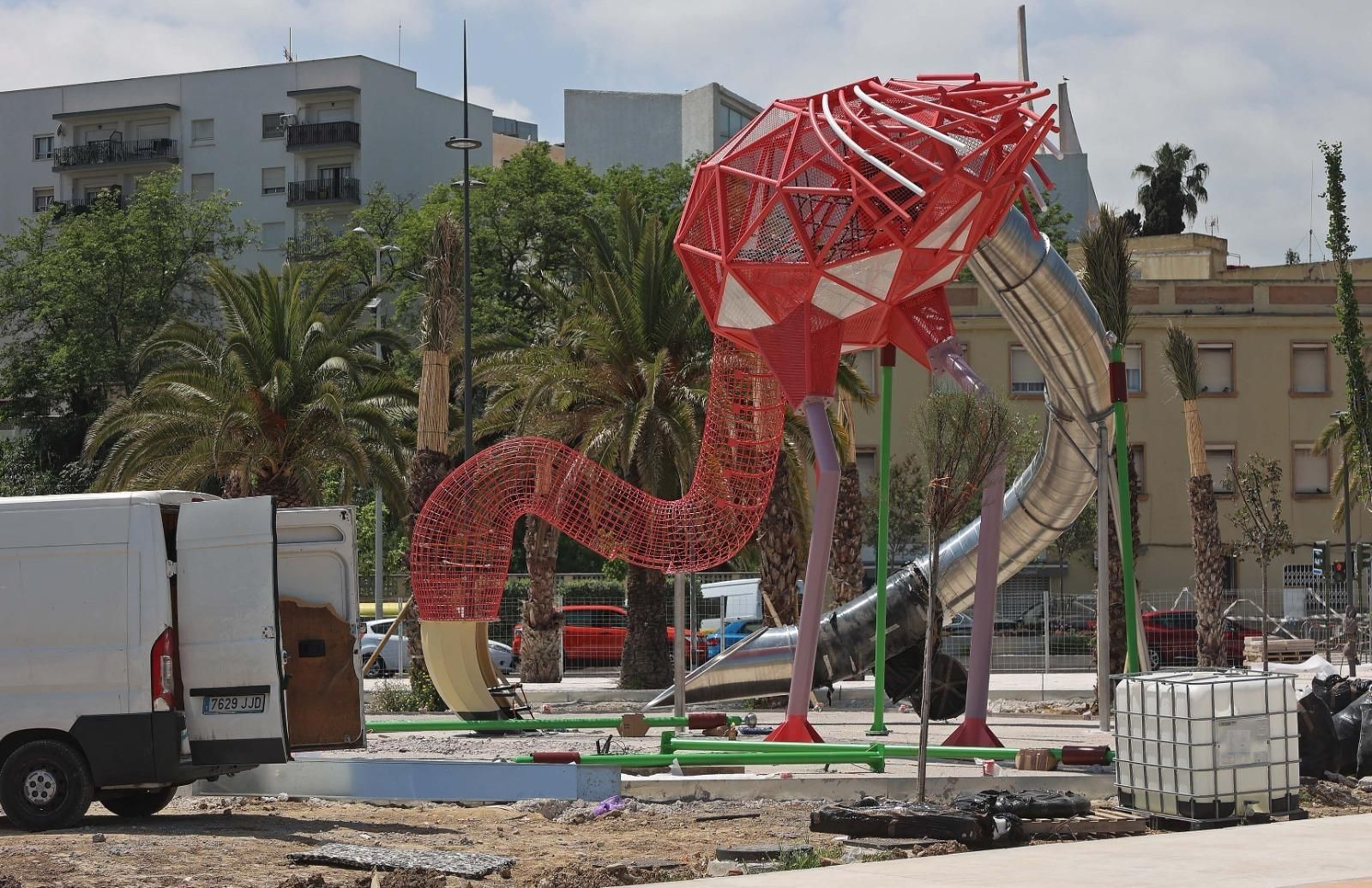 Instalación del flamenco-tobogán del Lago Marítimo de Algeciras, este jueves.