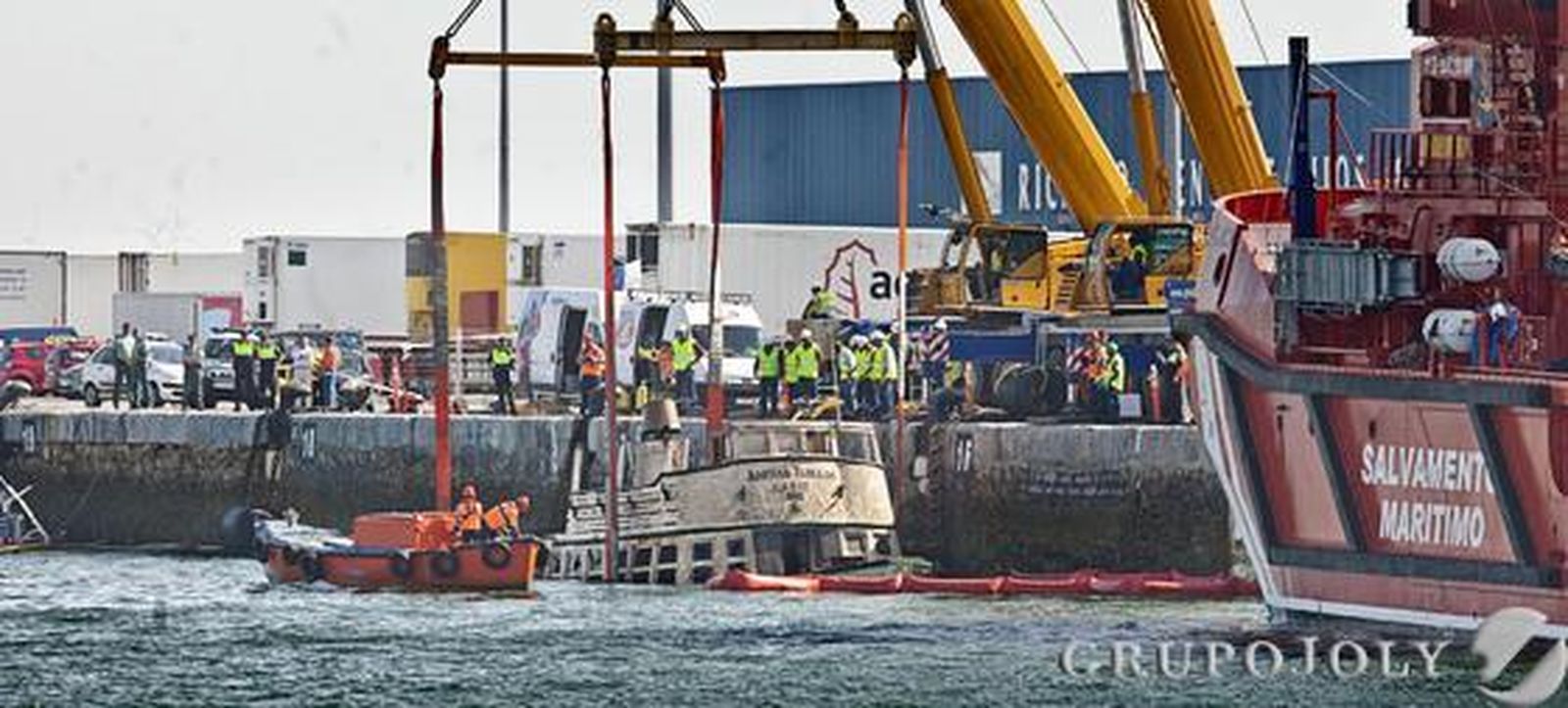 La motonave fue sujetada con dos cinchas. 

Foto: Julio Gonzalez