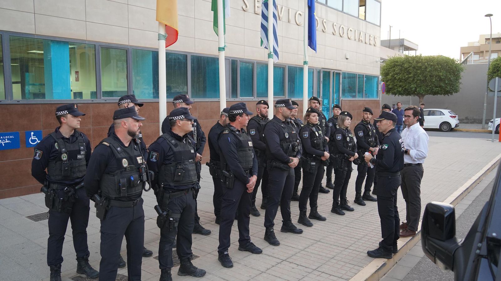 Un contingente formado por 16 agentes de la Policía Local de El Ejido viajó el lunes hasta Valencia.