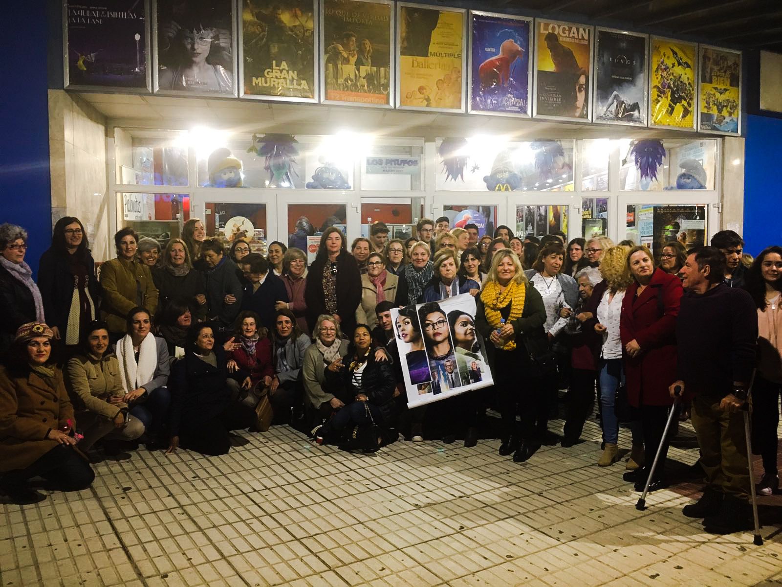 Colectivos y representantes municipales a la entrada del cine ayer con motivo de la proyección de 'Figuras Ocultas'.