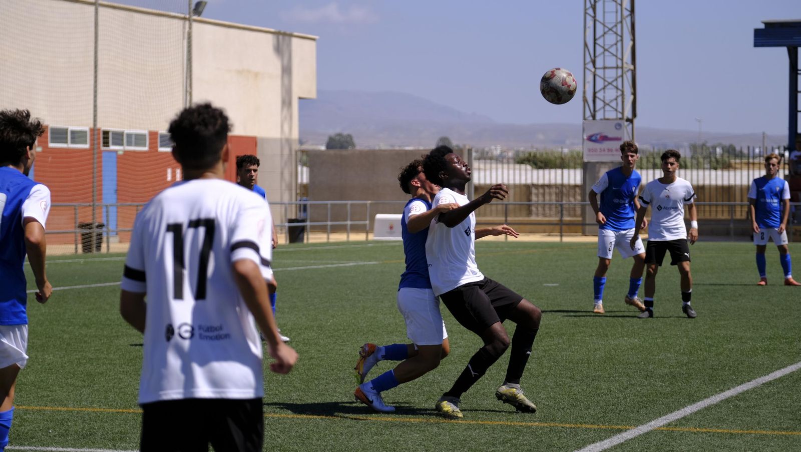 Un jugador del conjunto almeriense trata de controlar el balón ante la presión de un rival por la espalda en un partido de este curso.