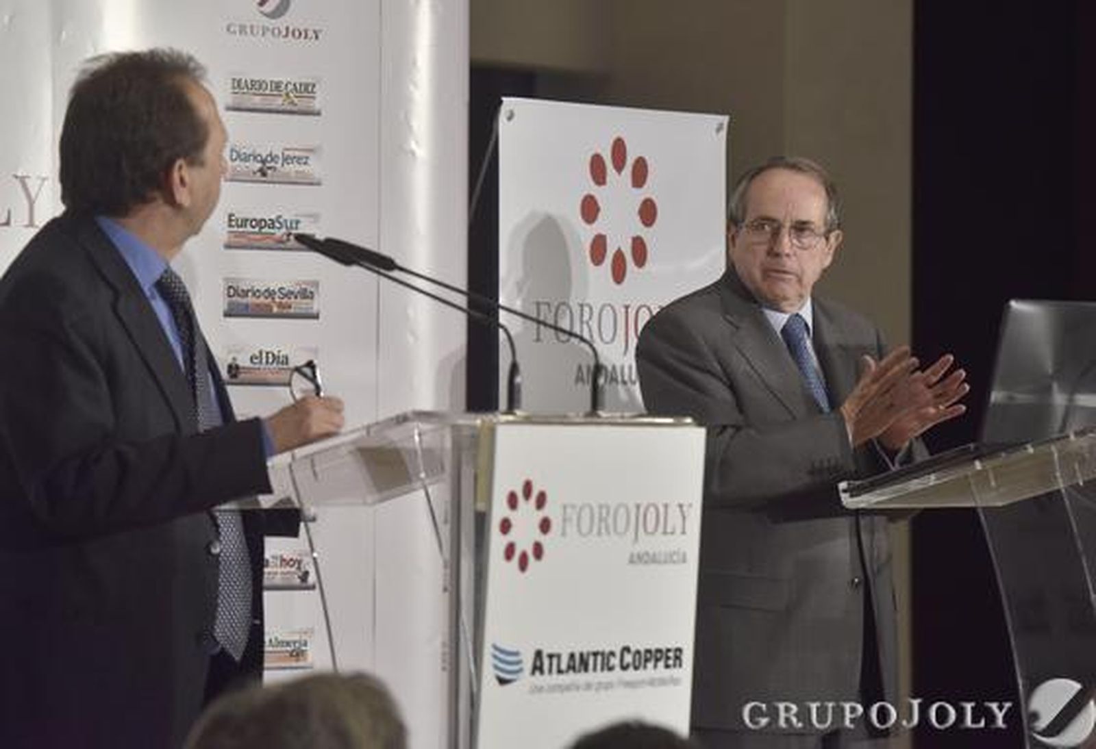 El profesor Juan José Toribio responde a las preguntas del director de 'Diario de Sevilla', José Antonio Carrizosa.  Foto: Juan Carlos Vázquez/Victoria Hidalgo