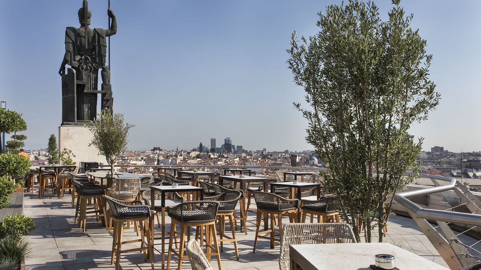 La azotea del Círculo, con la estatua de Atenea del escultor gaditano Diego Vassallo