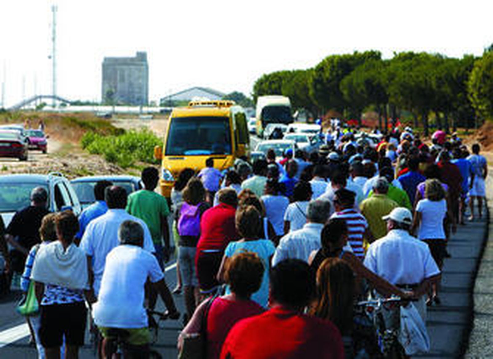 Vecinos y turistas cortan la carretera a Rota en protesta por la falta de agua en Costa Ballena