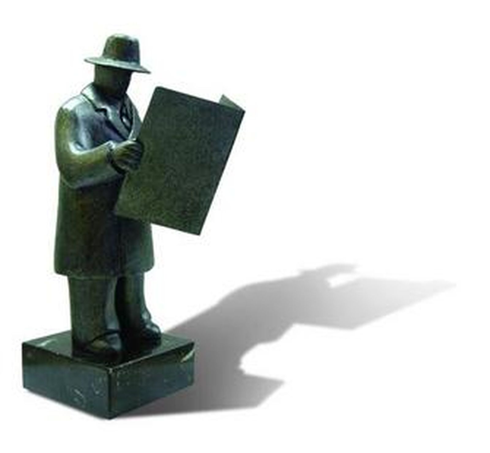 Jerónimo Amador preparando uno de los platos en la cocina de su restaurante El Jeromo, ubicado en la Plaza de la Merced, en la capital onubense