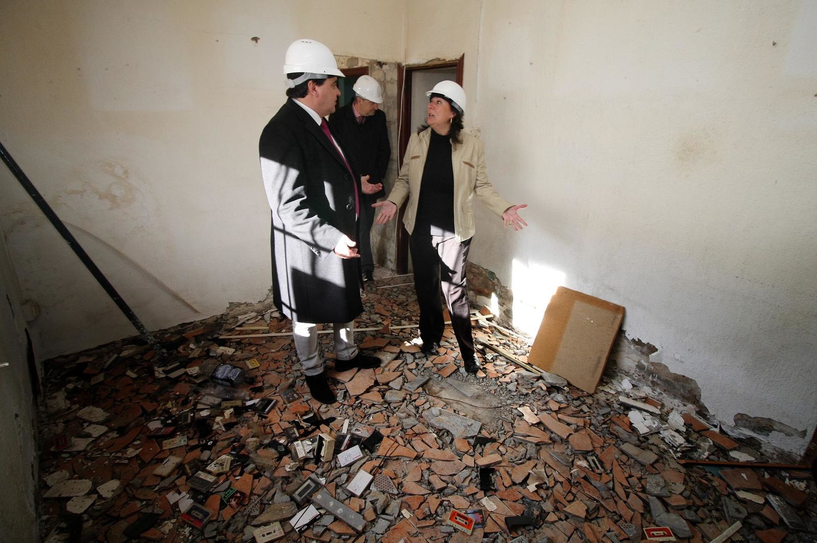 La visita del alcalde a las obras de rehabilitación de las viviendas de Pérez Cubillas, en imágenes