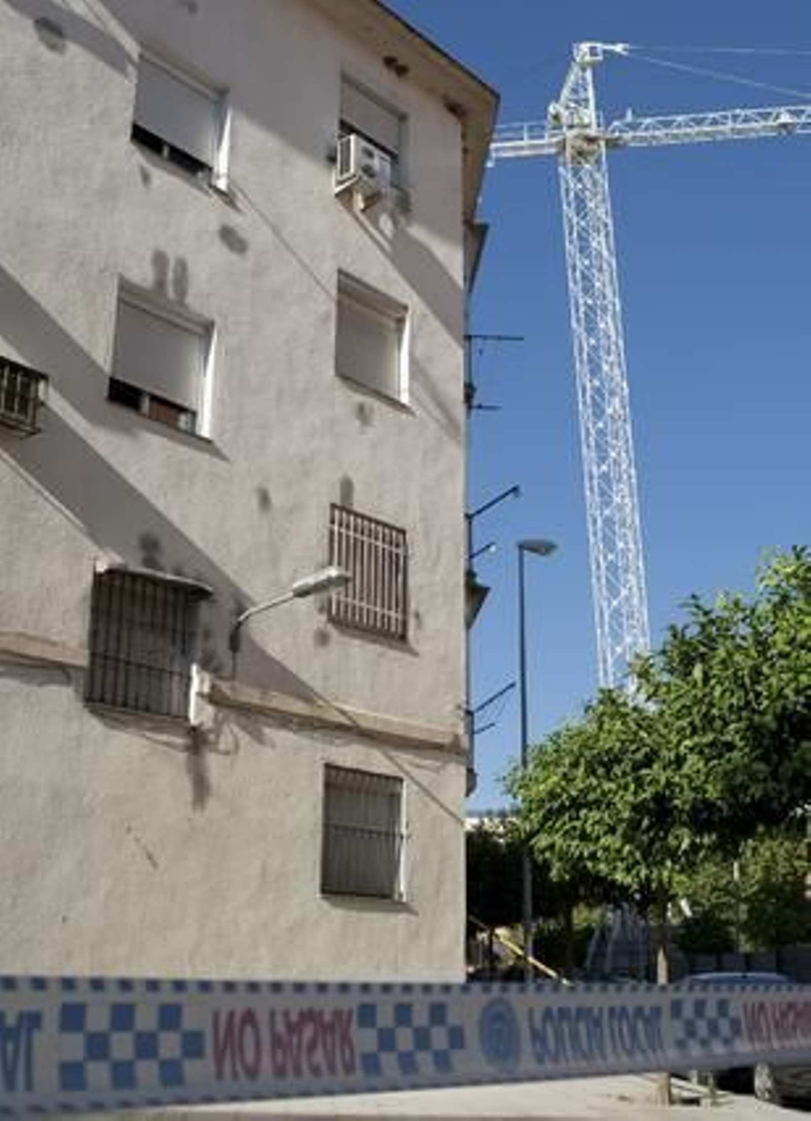 La grúa ligeramente inclinada hacia uno de los bloques de viviendas desalojados.

Foto: EFE