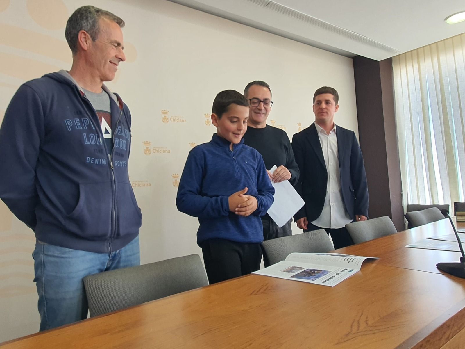 Uno de los menores que ha participado en este taller con uno de los ejemplares realizados.